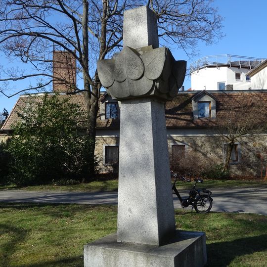 Obelisk mit Lindenblättern in Bautzen