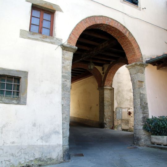 Portico di accesso a Piazza Umberto I