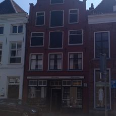 Pand met topgevel met in- en uitgezwenkte contouren