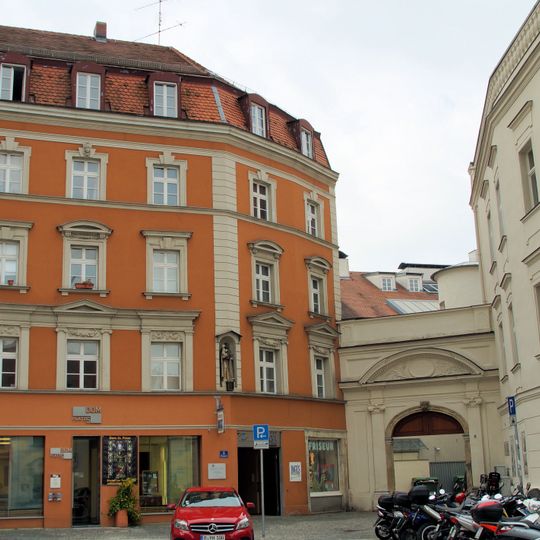 Wohn- und Geschäftshaus, ehemaliger Domkanonikerhof