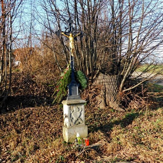 Kříž u zemědělského areálu severně od Domašína