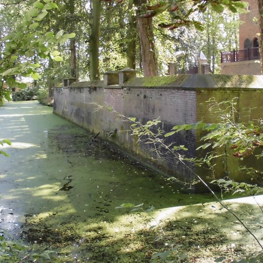 Weerdesteyn: muren met poort om het huiseiland