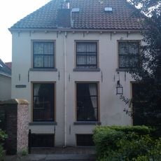 Hoekhuis met gepleisterde rechte gevel