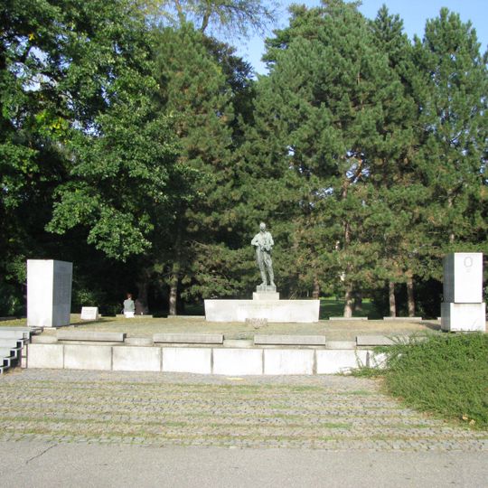 Pomník se sochou partyzána