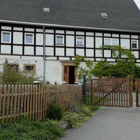 Wohnstallhaus zwei Seitengebäude und Scheune eines Vierseithofes Dorfteichweg 3