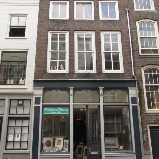 Pand met eenvoudige gevel met verkropte kroonlijst, gesneden en met consoles, lodewijk xv