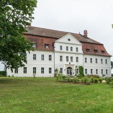 Wohn- und Wirtschaftsgebäude (nördliche Hälfte des Gebäudetraktes), (Einzeldenkmal zu ID-Nr. 09300806) Alter Berg 18