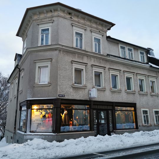 Wohnhaus in halboffener Bebauung und Ecklage Teplitzer Straße 1