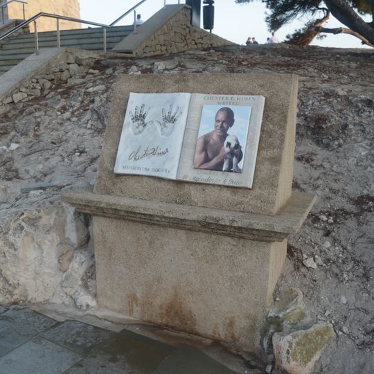 Památník Chestera Himese v Moraiře