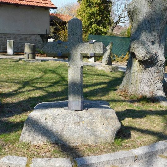 Kříž v kamenickém skanzenu v Louňovicích