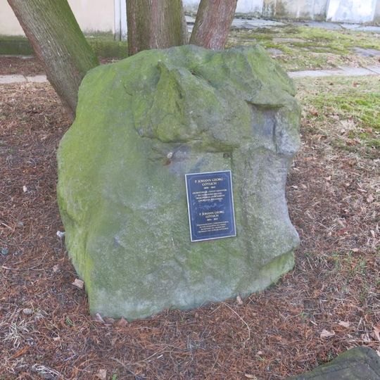 Pomník Johanna Georga Götlicha u kostela v Jiříkově