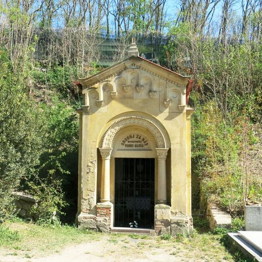 Kaplička za kostelem v Krnsku