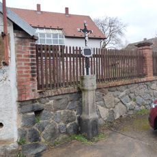 Kříž v Boroticích u zbrojnice