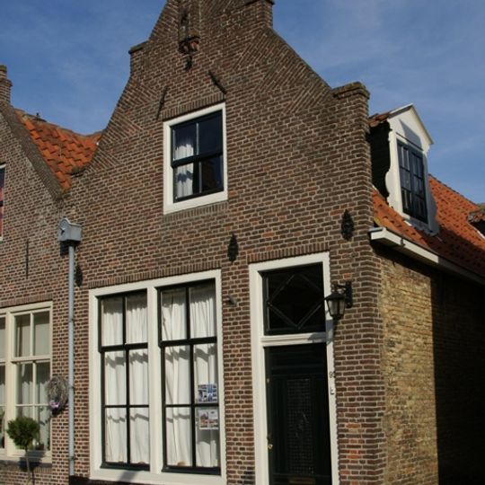 Pand met topgevel met toppilaster onder zadeldak