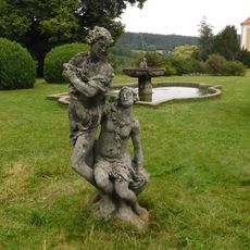 Socha Meleagros a Atalanta v zámeckém parku ve Valči
