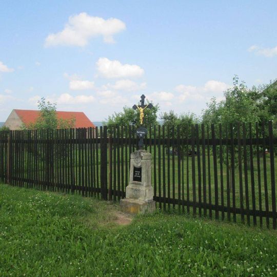 Kříž západně od Potvorova u zahrad