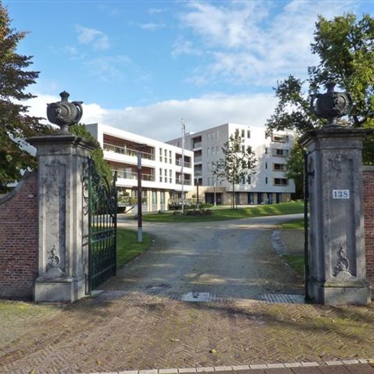 Kennemeroord. Hek hardsteen pijlers en gesmeed hek