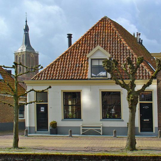 Hoogst eenvoudig verdiepingloos pandje met gepleisterde gevel