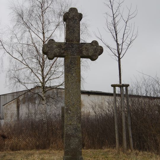 Kříž ve Velké u zemědělského areálu