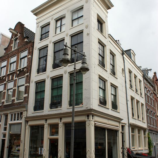 Pand met gevel onder rechte lijst