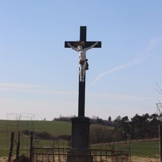 Kříž u silnice západně od Hostimi