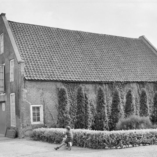 Langgerekte schuur met topgevel