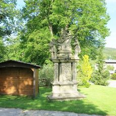 Sousoší Svaté Rodiny u kostela v Deštném