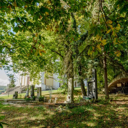 Treppenanlage und Friedhof mit Karner