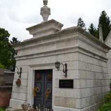 Cintorín sv. Rozálie, hrobka s vázou