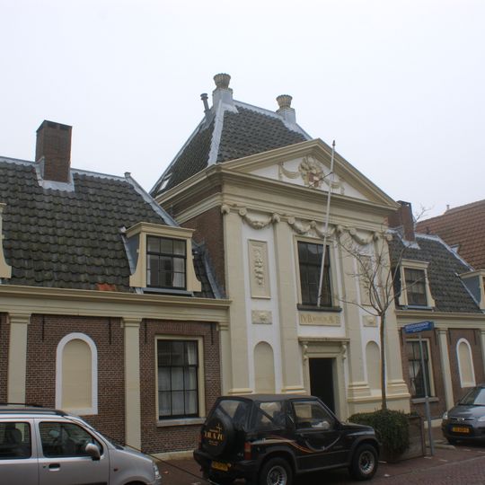 Pand met gevel met rechte kroonlijst, van oudere oorsprong