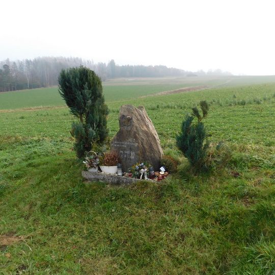 Pomník Karla Švece u silnice mezi Okrouhličkou a Suchou