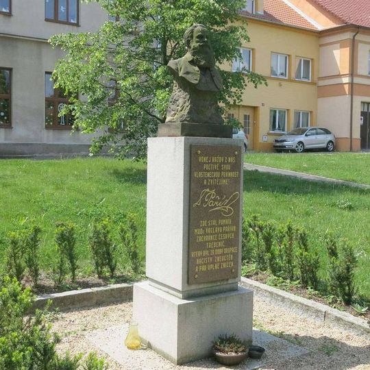Pomník Václava Paříka na Paříkově náměstí v Třebenicích