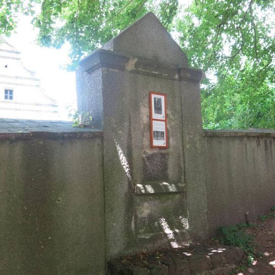 Pomník Josefa Willomitzera u kostela Narození Panny Marie v Benešově nad Ploučnicí