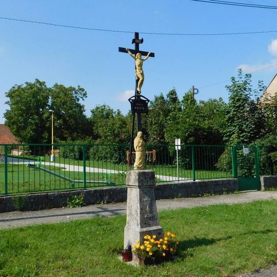 Kříž před mateřskou školou ve Zdislavicích