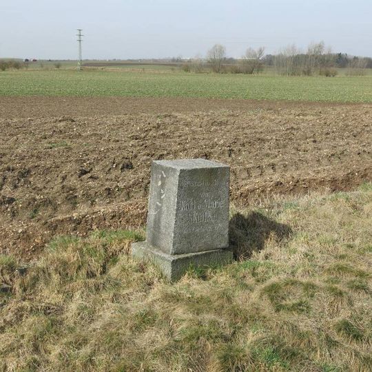 Podstavec ulomeného kříže u silnice do Rvenic