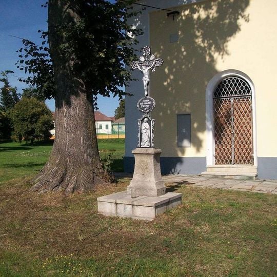 Kříž u kaple v Březině