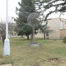 Kovová plastika v Dukelské ulici v Chomutově