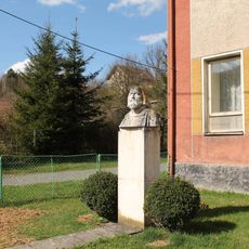 Pomník Jana Amose Komenského v Bušíně před školou