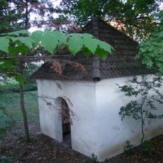 Pavillon und Ummauerung