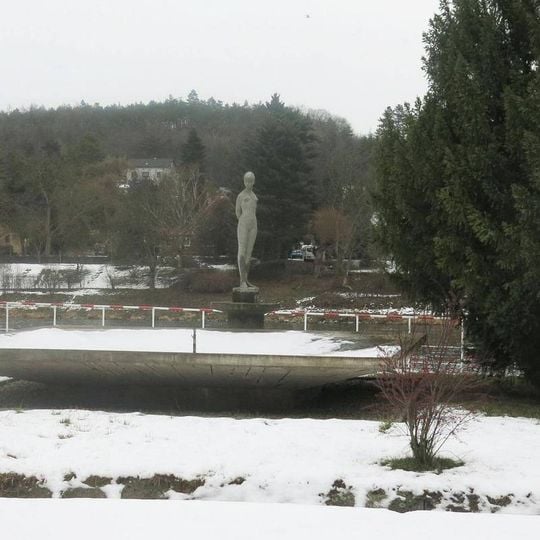 Socha dívky v areálu vodárny v Podmoráni