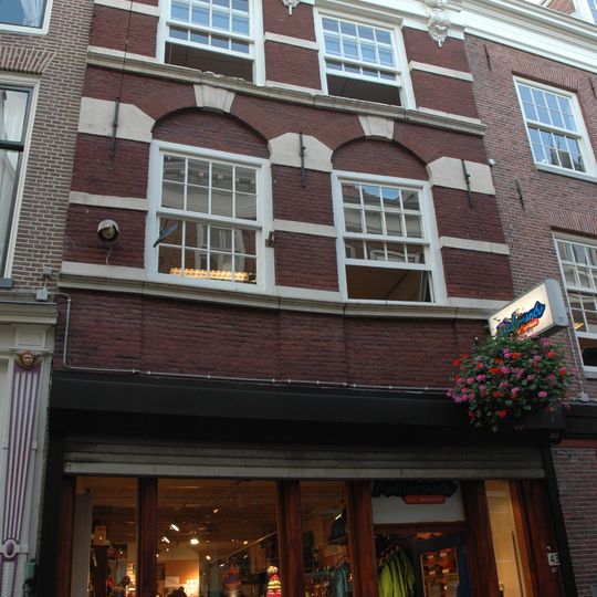 Pand met gevel, afgedekt door rechte kroonlijst met consoles