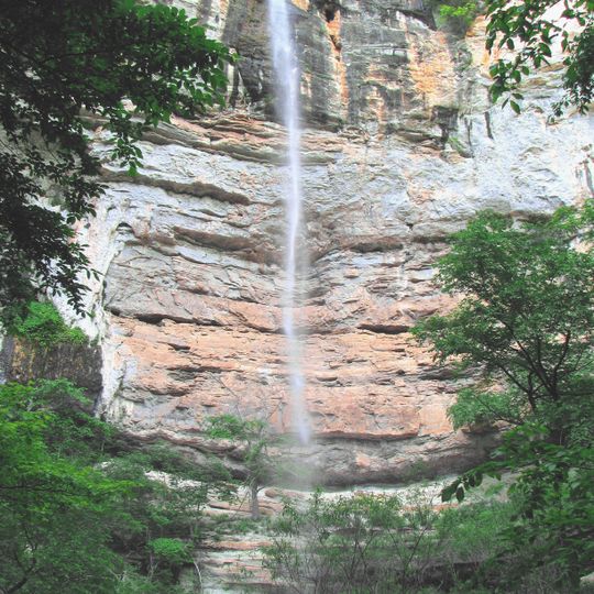 Hemmed-In-Hollow Falls