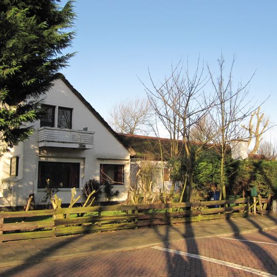 Linkerhelft van dubbele vrijstaande villa in cottagestijl