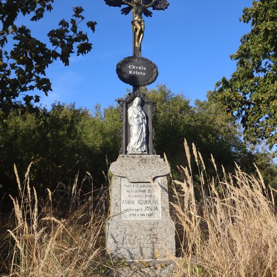 Kříž v zatáčce u silnice 403 u Bransouz