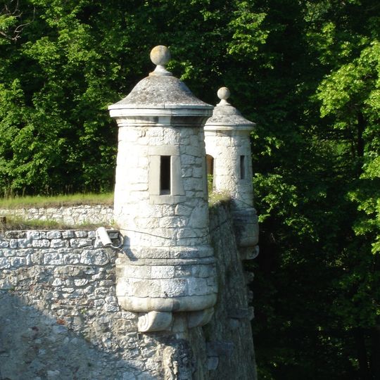 Brama z 2 bastionami