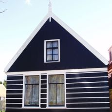 Houten huis met puntvormig voorschot