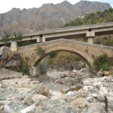 Ponte in pietra sulla fiumara Rosmarino