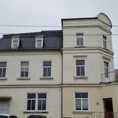 Wohnhaus mit Ladeneinbau (Kreuz-Apotheke) in offener Bebauung Hauptstraße 50