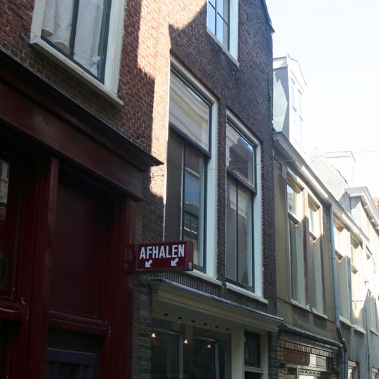 Pand met bakstenen tuitgevel. Ondergevel gewijzigd