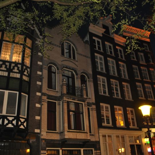 Pand met hoge gevel onder rechte lijst